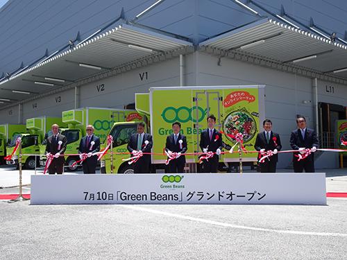 テープカットのようす